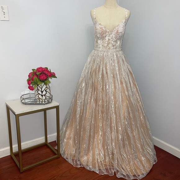 Mac Duggal Floral Appliqué Contrasting Tulle Ballgown New With Tag - Picture 3 of 16